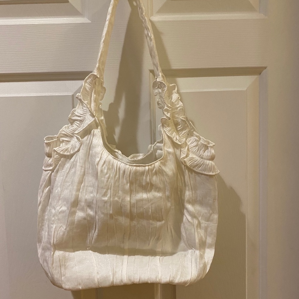 Beautiful white shoulder purse with flowers - Picture 3 of 5